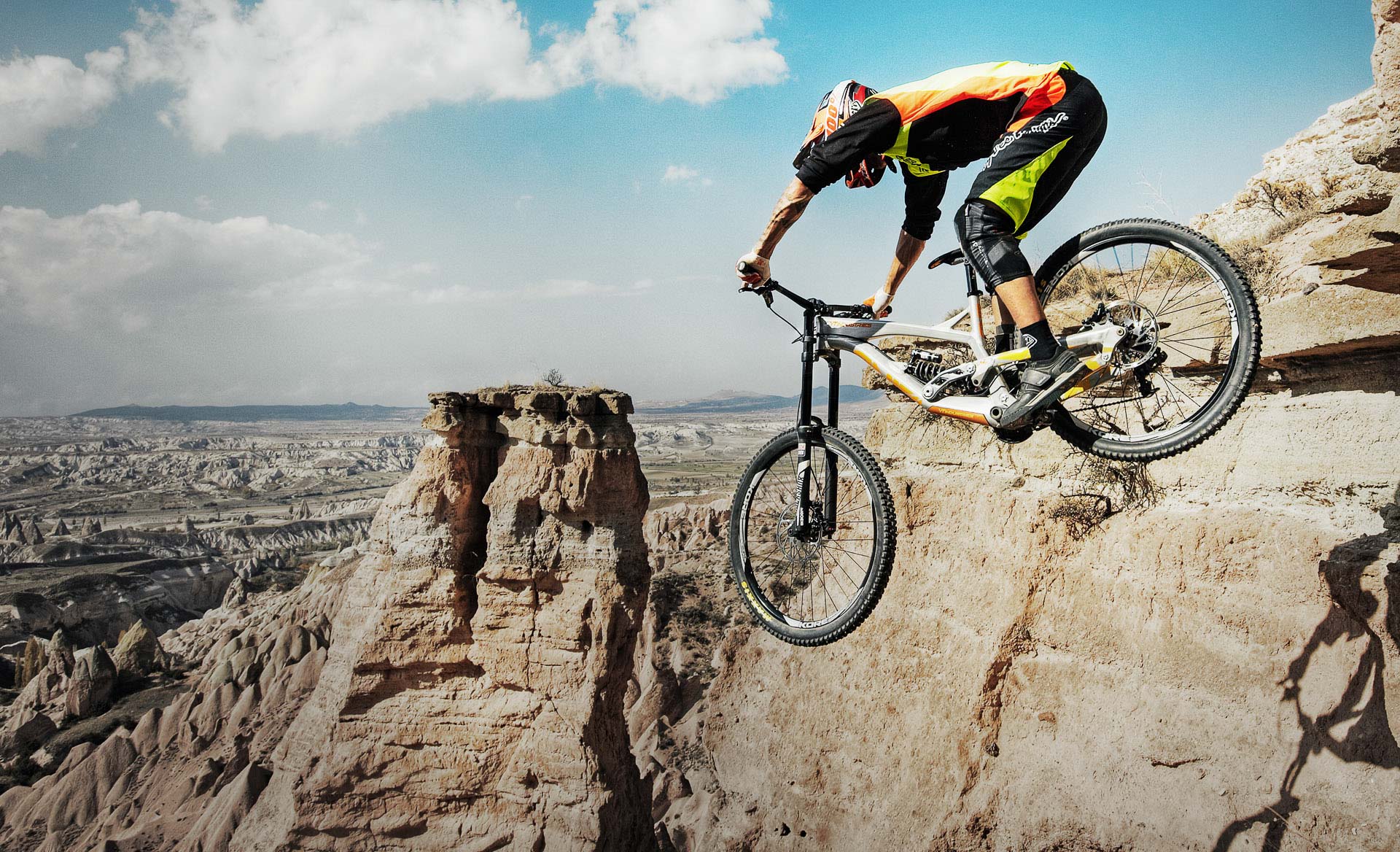 10_TuEs_AL_Comp_red_orange_2015_Gallerie2