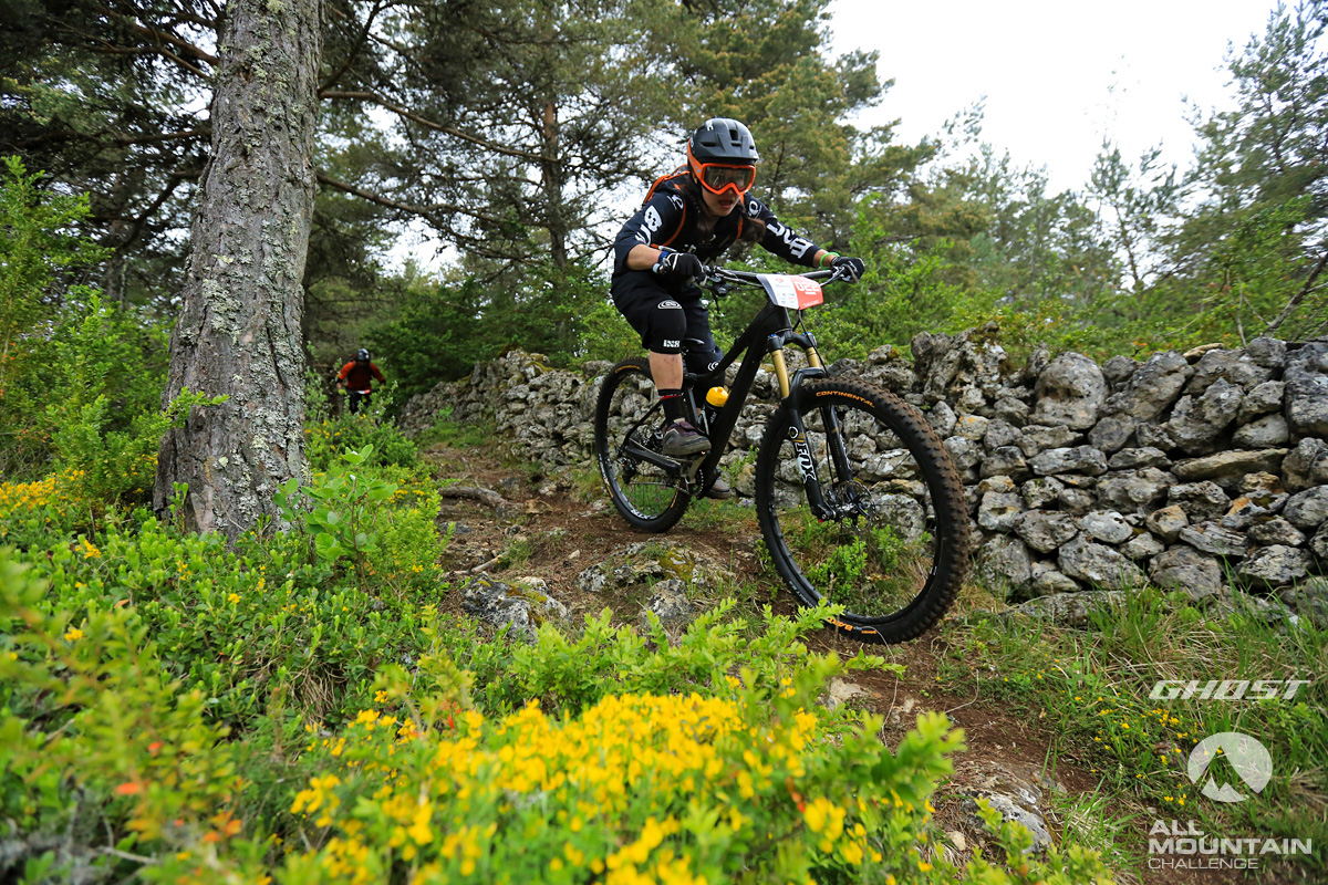 Lorraine Truong a mis tout le monde d’accord au guidon de son semi-rigide BMC ! La grande classe !