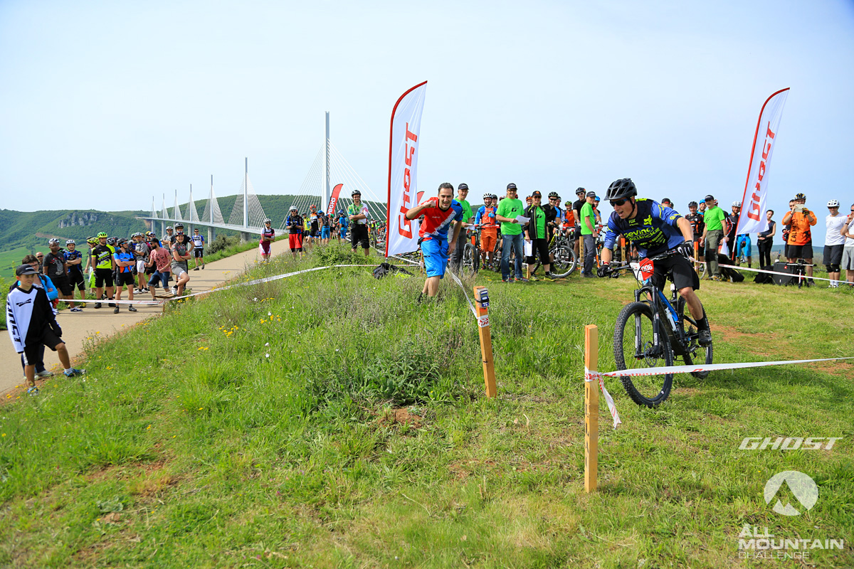 Premier à démarrer, Damien Oton est toujours présent pour mettre l’ambiance et répondre aux encouragements, même lorsque le départ est lancé !