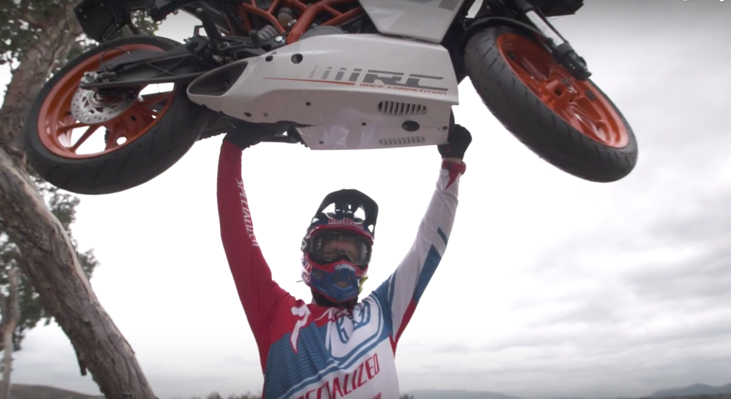Aaron Gwin en DH sur une moto KTM Supersport ?!?