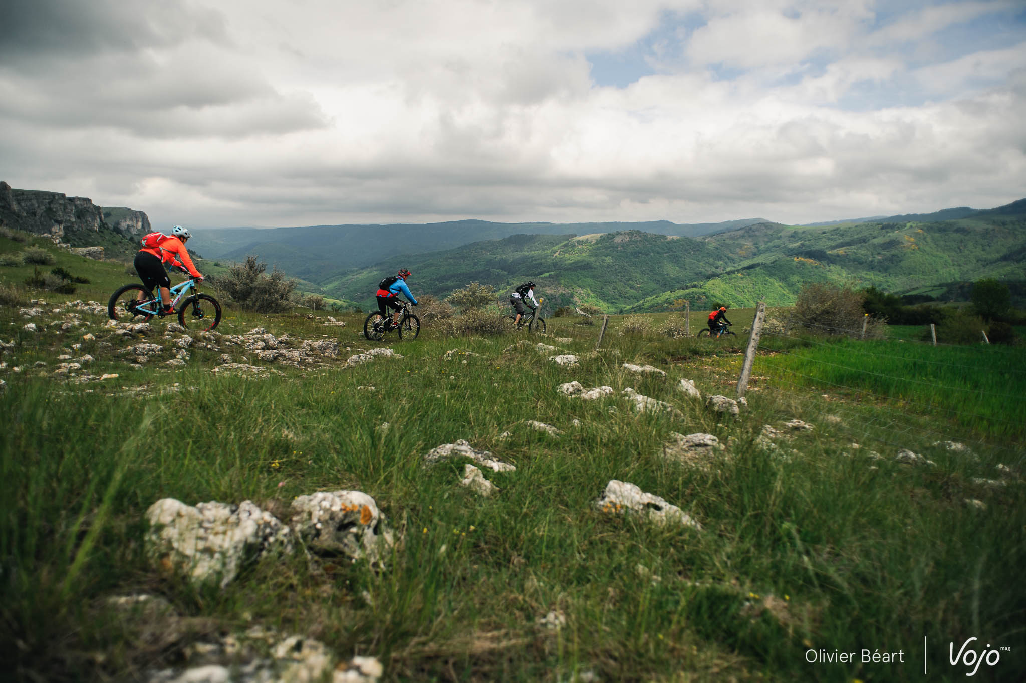 Rassurez-vous, les transitions se font aussi sur des sentiers. Tantôt roulants et flow…