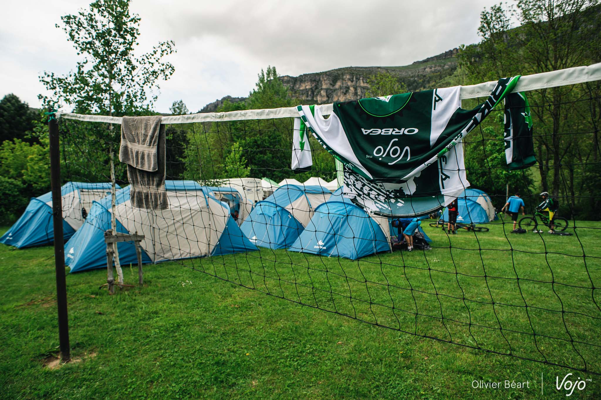 La maison des riders pendant cette Trans Cévennes : de spacieuses tentes… et un bon sac de couchage qui est indispensable pour dormir malgré les températures qui chutent sous les 5°C la nuit. Roquefort, fromages de chèvres, bon petit vin et convivialité aident aussi à résister.