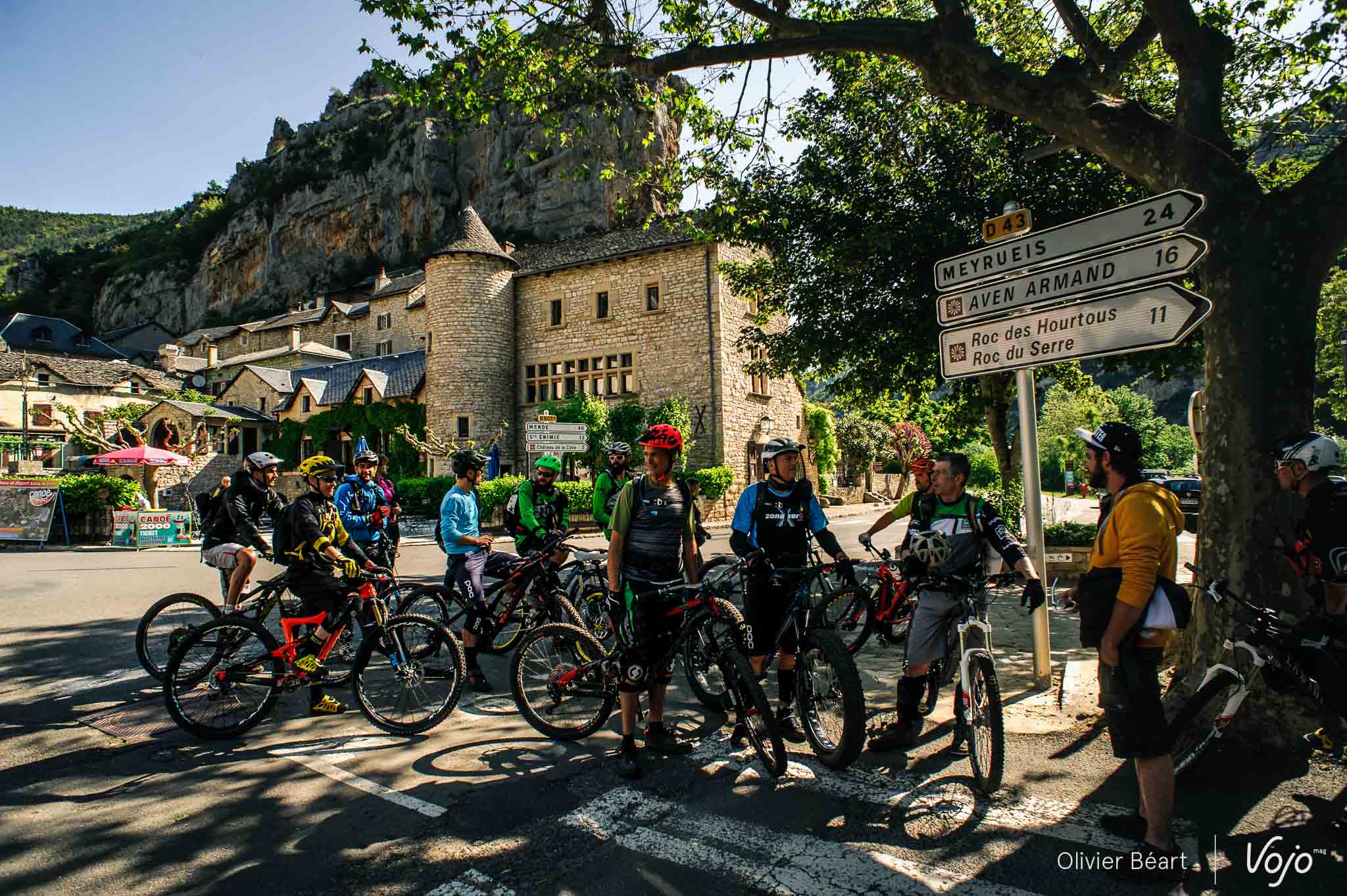 Le parcours reste le plus souvent à l’écart de la civilisation. Et quand il y revient, c’est dans de petits villages de pierre hors du temps, accrochés aux falaises.