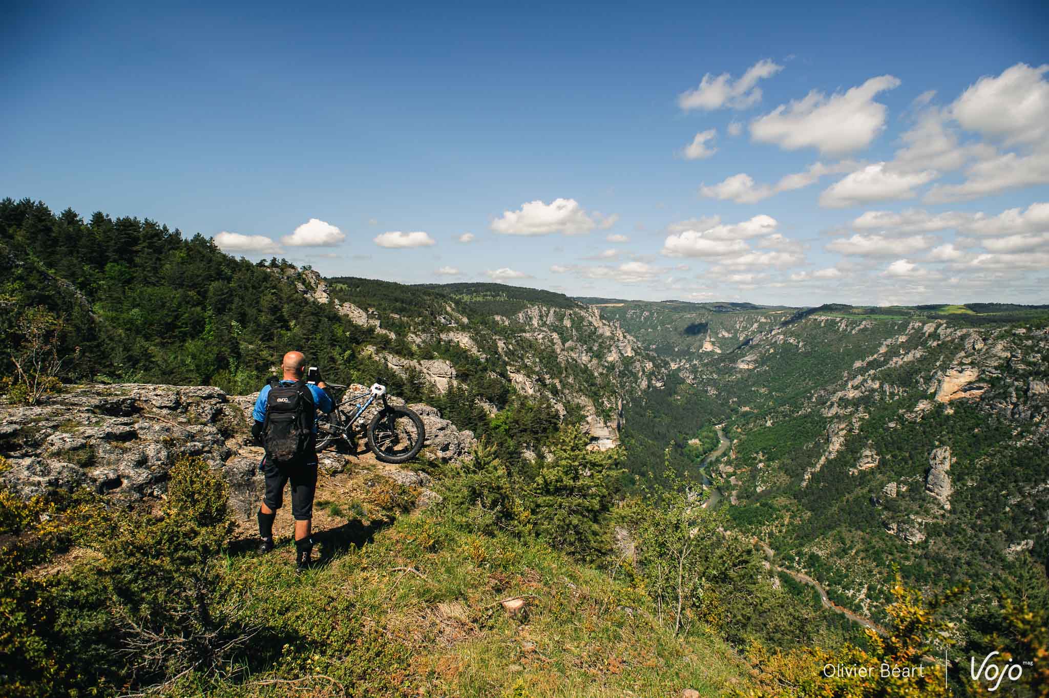 Un incontournable : la photo du vélo en situation ! Il n’y a aucune restriction quant au vélo employé sur la Trans Cévennes. Les vélos d’enduro sont majoritaires, mais il y avait même un fatbike (dont le pilote passait partout avec aisance) et plusieurs e-bikes, principalement roulés par des personnes de l’organisation mais qui ont vite changé de pilote pour l’une ou l’autre section en guise d’essai. Peu importe le flacon, pourvu qu’on ait l’ivresse !