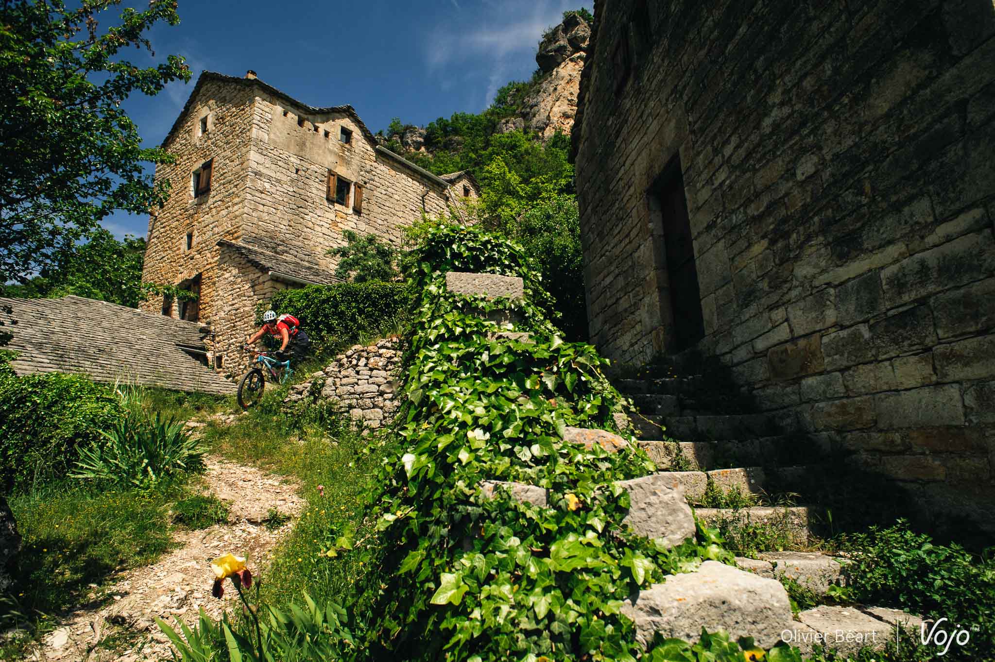 En tant que rider, on n’a pas toujours le temps d’admirer les endroits paradisiaques qu’on traverse en spéciale, comme ce village isolé, inaccessible par la route et dont les « rues » sont de magnifiques singles.