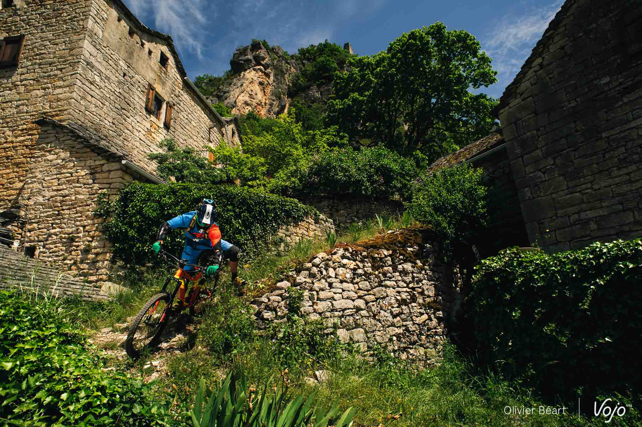 Chacun a sa technique pour passer les innombrables épingles. Ici, Vincent nous montre la position dite du « chien qui pisse ».