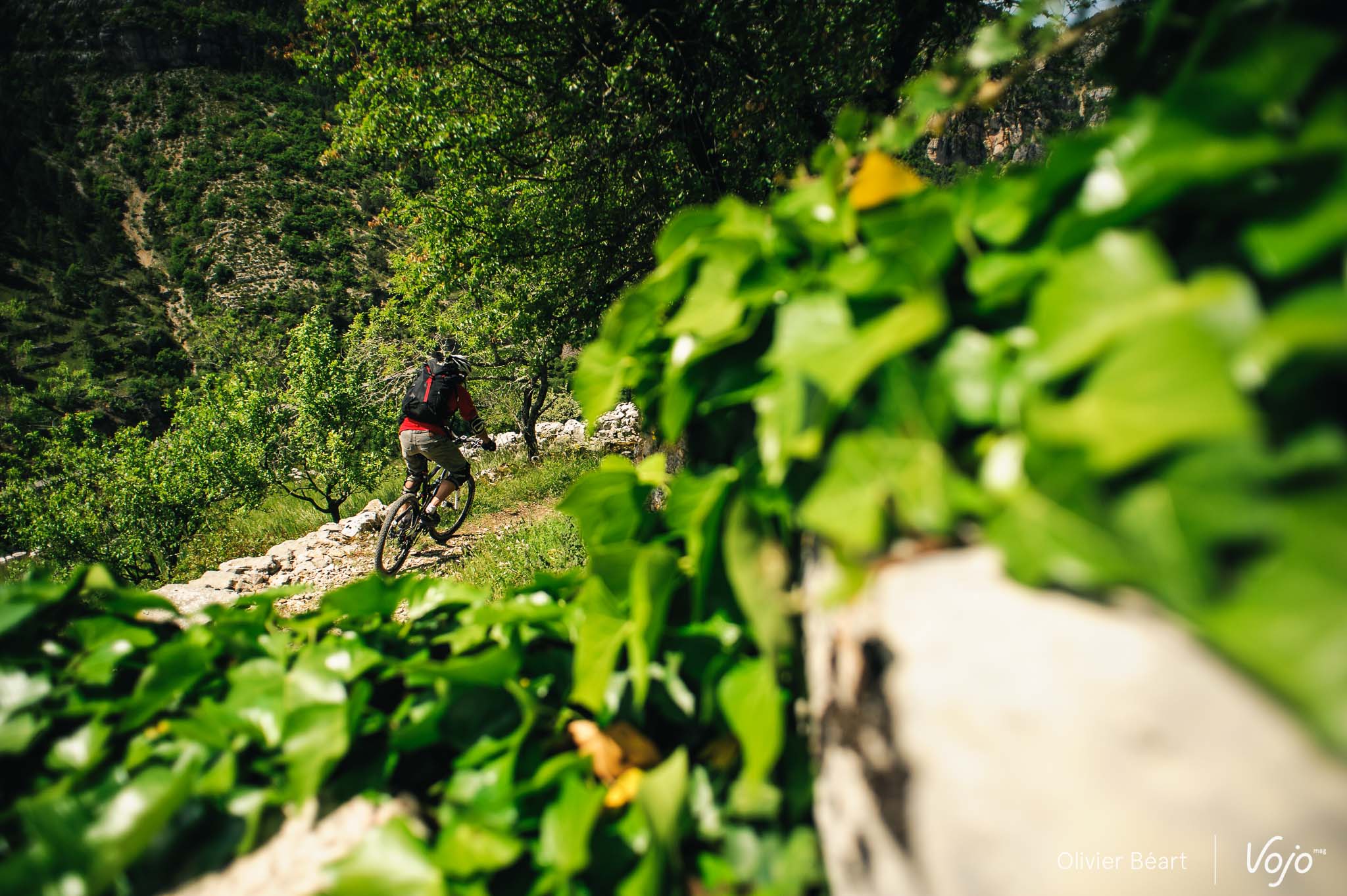 Dans les villages isolés, la nature reprend ses droits sur les murs. Surtout en ce début de saison, particulièrement humide, ce qui a rendu sa verdure à la végétation habituellement brûlée par le soleil.