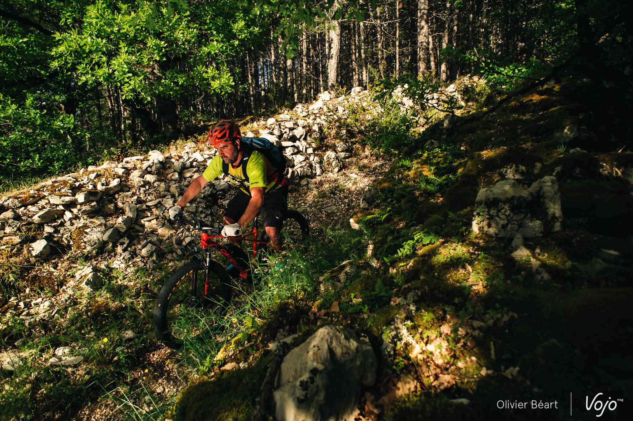 L’organisation de la Trans Cévennes est aux petits oignons et elle ne badine pas avec la sécurité : un médecin présent en permanence pour suivre les riders à différents points clés et des équipes de l’organisation ainsi qu’un secouriste suivent le groupe en e-bike. Avec, au passage, un joli coup de guidon malgré des sacs à dos volumineux contenant notamment un défibrillateur !