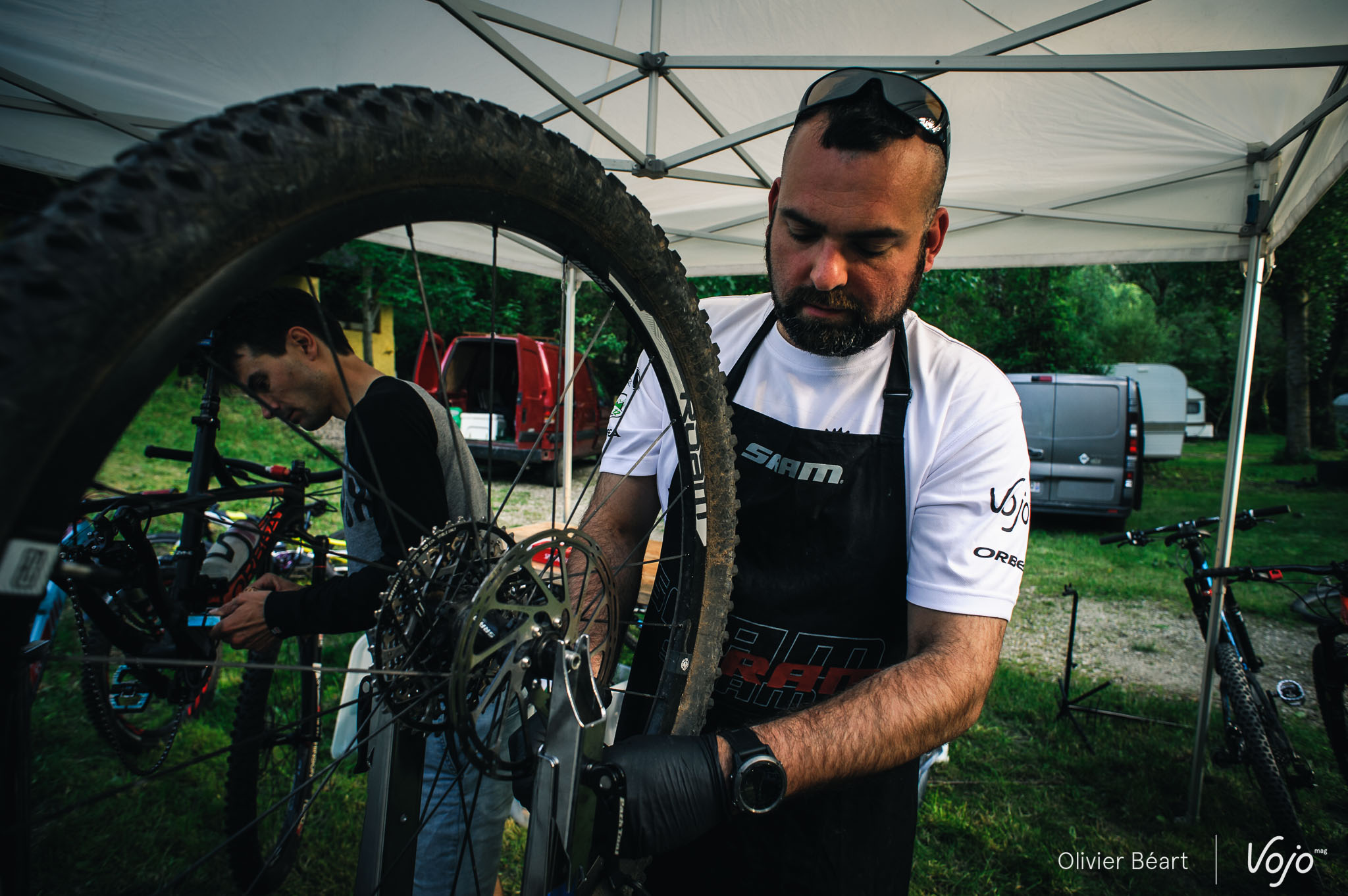 Mais pas pour tout le monde : quand les riders se reposent, « Nounours » et le staff entrent en action. Un service digne des meilleurs pro-racers !