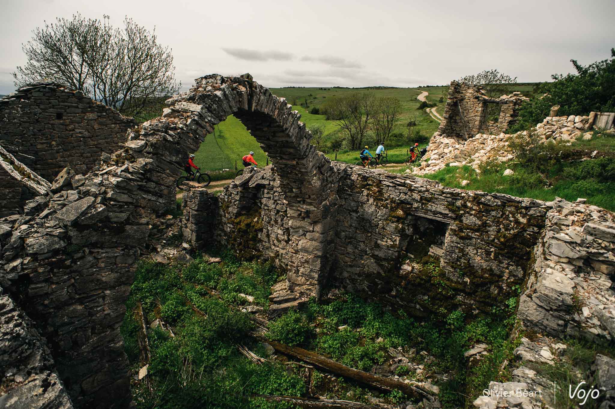 Rouler au milieu de ruines d’anciennes bergeries n’est pas rare non plus.<em> </em>