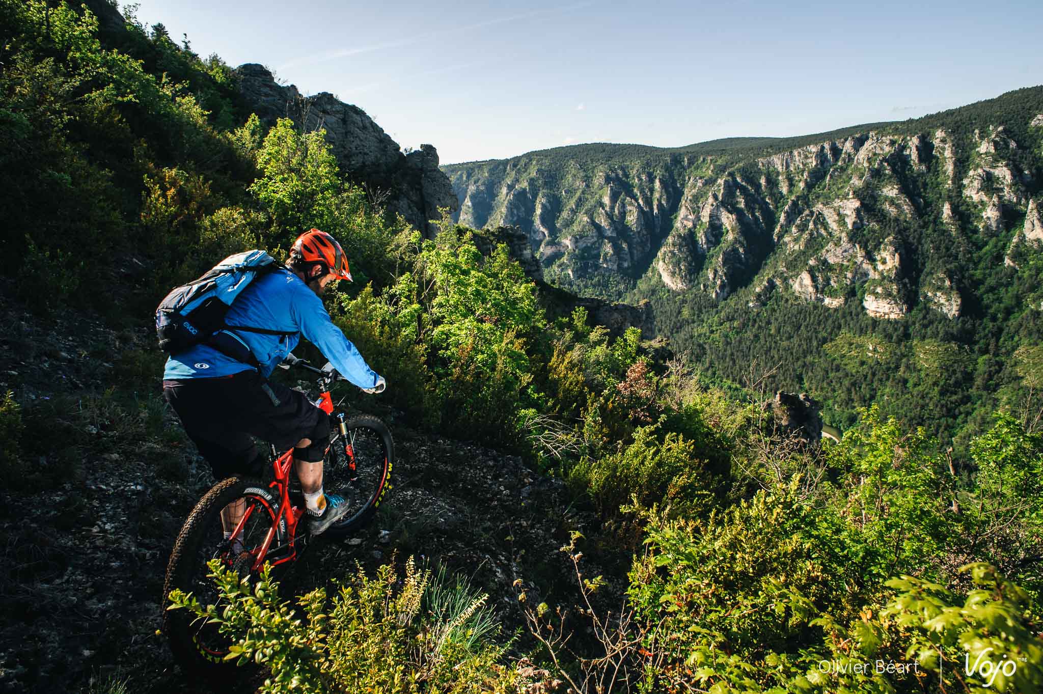 Au menu des spéciales, des dégringolades depuis le haut des causses jusqu’au fond des vallées escarpées avec, le plus souvent, au moins 400m de dénivelé négatif au menu.