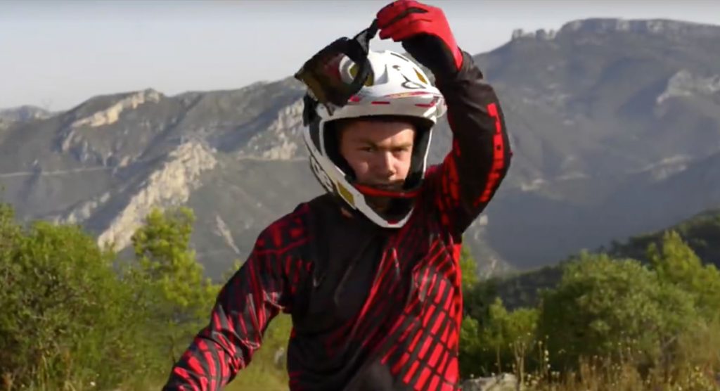 Urge invente le casque avec masque intégré !