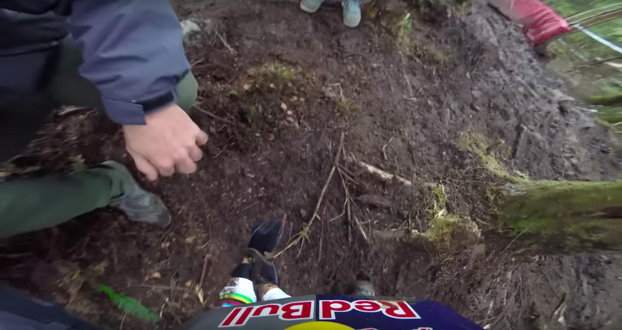 Rachel Atherton découvre l&rsquo;enduro et replace son bras dans son épaule