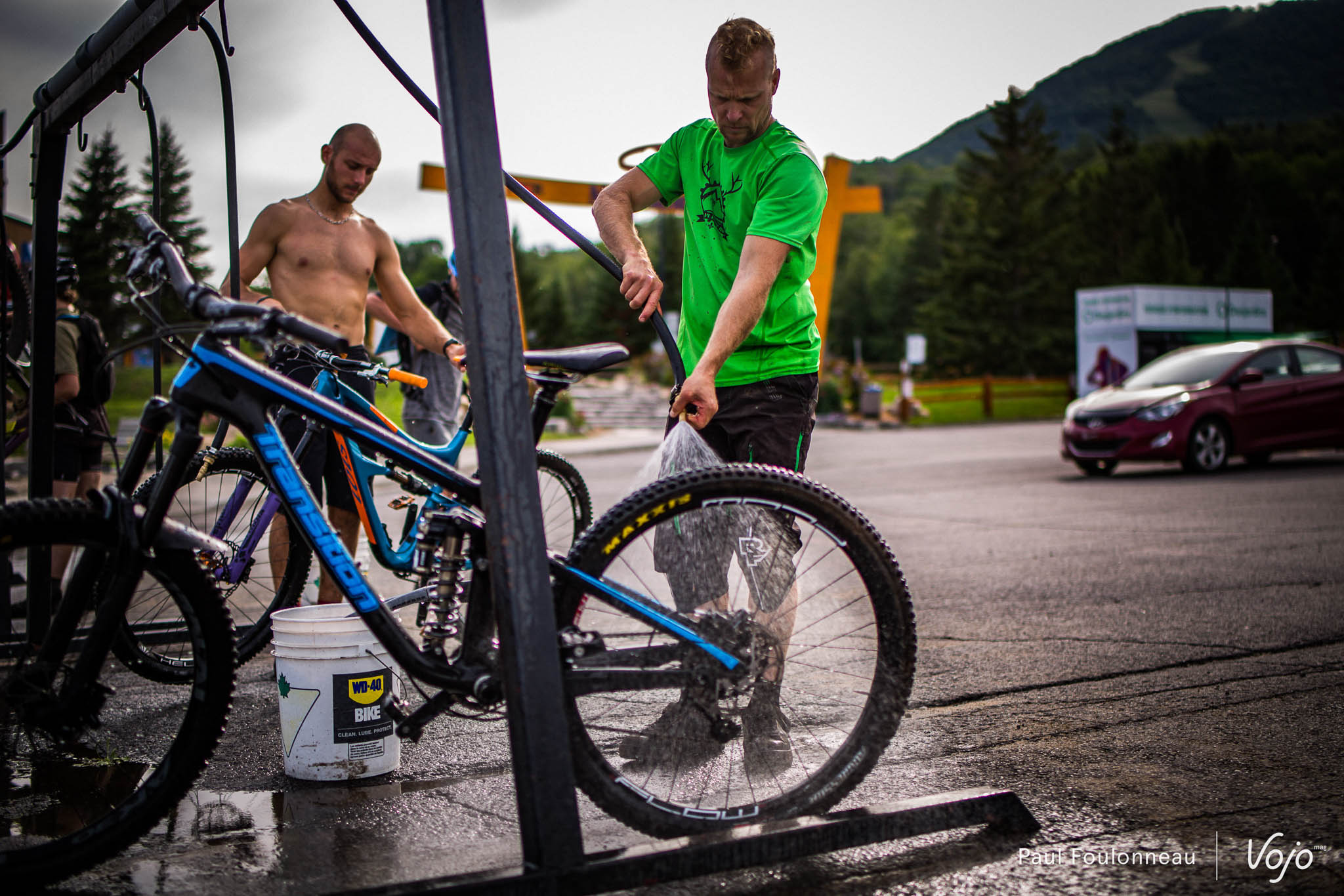 La journée touche à sa fin, il est temps de laver les vélos en attendant la journée de demain !