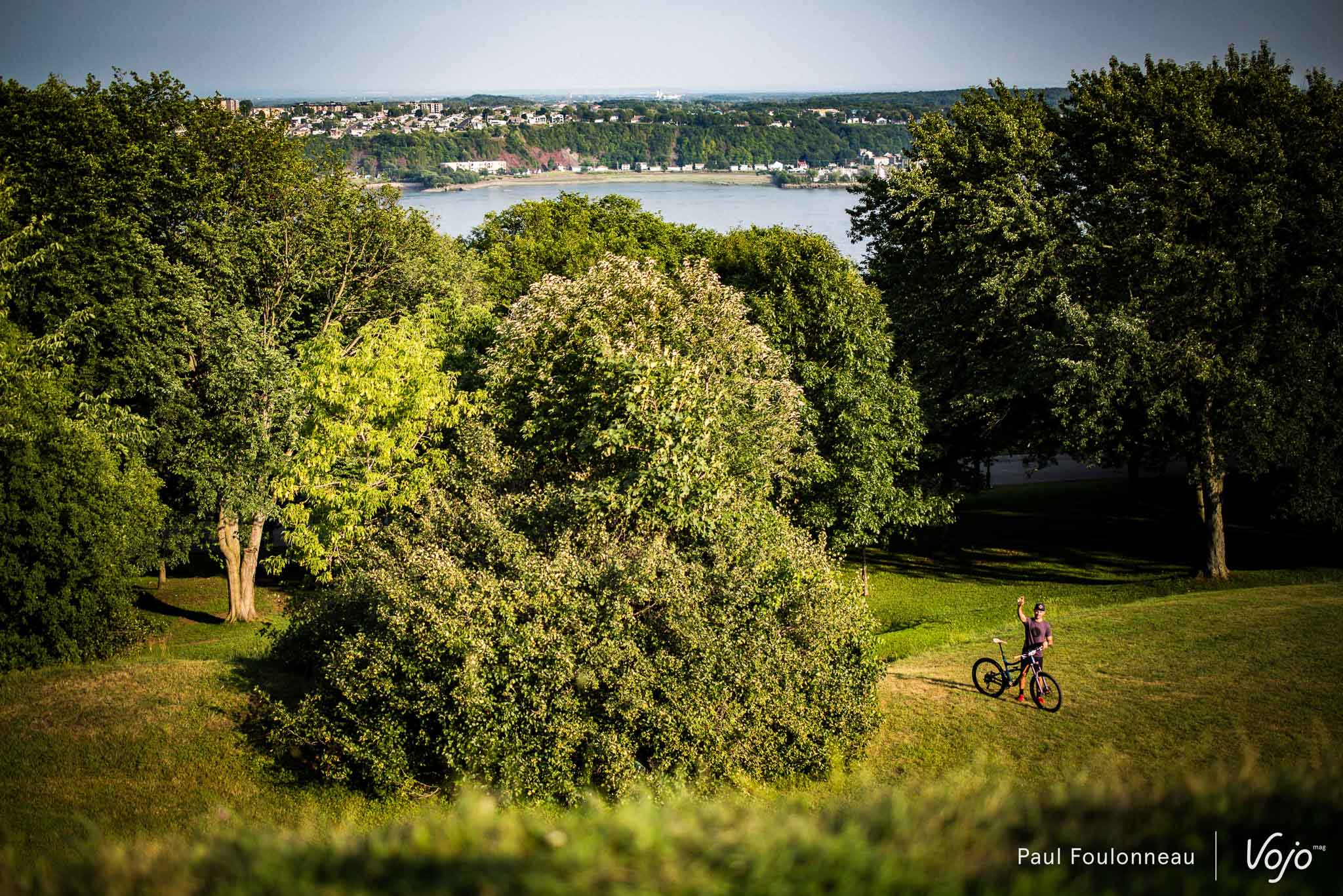 </p> <p>Après dix minutes passées ensemble, nous devons faire face à notre première galère : j’ai mal rempli ma demande d’AVE (« autorisation de voyage électronique »), le précieux sésame qui permet aux étrangers de pénétrer sur le sol canadien. L’hôtesse appelle immédiatement l’immigration canadienne afin de rectifier le tir, et ça sera finalement un feu vert pour embarquer. Plus de peur que de mal, ouf !</p> <p><a href="https://dev.vojomag.com/app/uploads/2018/10/VojoMag-Canada-Jour-0-1.jpg"><img class="wp-image-100966 size-full" src="https://dev.vojomag.com/app/uploads/2018/10/VojoMag-Canada-Jour-0-1.jpg" alt="" width="2048" height="1366" /></a> Bagages à vélo oblige, nous nous rendons au comptoir Odd-Size, prévu pour recevoir les objets hors format.