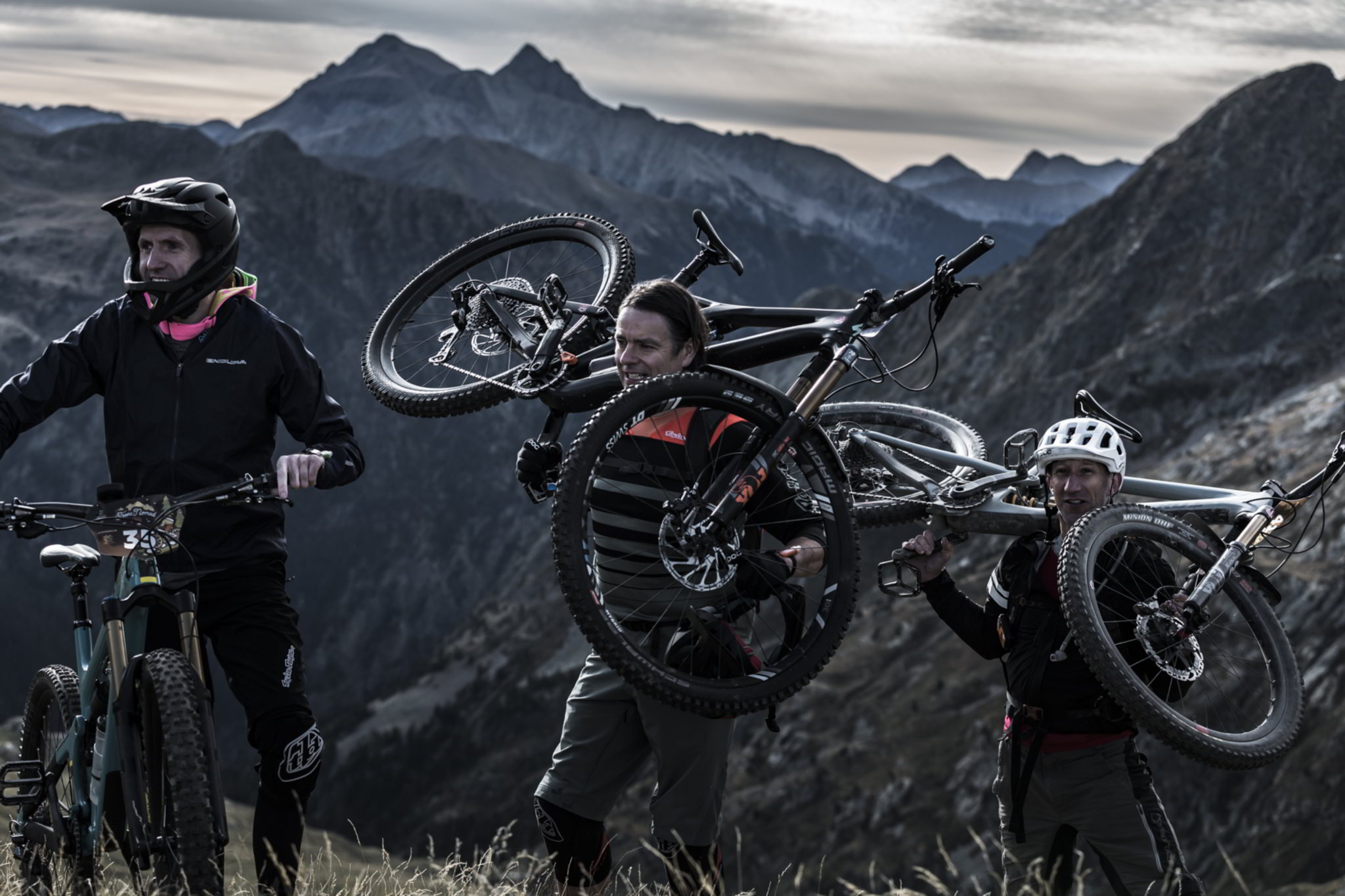 Portage… On s’habitue et on finit presque par aimer ça ! Photo : Juanjo Otazu – Indomit Visuals