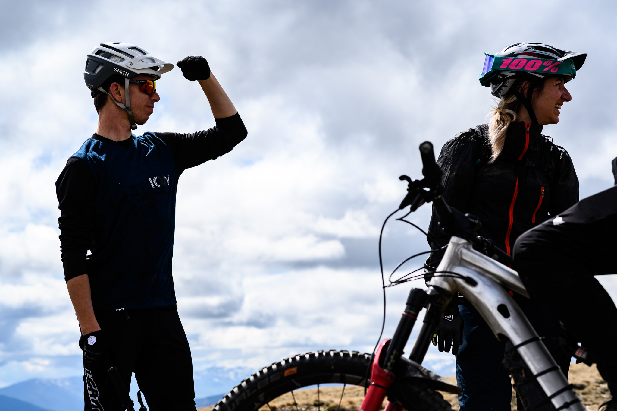 </p> <p>Je ne sais pas si je rêve éveillé, ou si en tout cas j’en demande beaucoup, mais je me lance : et si cette année 2020 était une saison saine, équitable, régulière, propre, bref, dont les résultats et classements ne seraient biaisés ni par des blessures, ni par des suspensions pour dopage ou autres ? Evidemment, le VTT est un sport à risques où les bobos – plus ou moins gros – sont inévitables, et on n’aura jamais un plateau de pilotes au grand complet où tous seraient en pleine possession de leurs moyens, que ce soit en cross-country, en enduro ou en descente.</p> <p>J’y vois même du positif, dans un sens : quand des ténors ne sont pas là, ce sont les outsiders qui peuvent en profiter pour s’illustrer. Après tout, c’est de bonne guerre et ça fait aussi partie du jeu. Et puis sans ces cas de figure, ces absences forcées, on passerait parfois à côté de grands moments de sport… et de comebacks retentissants. Jenny Rissveds qui remporte la manche de coupe du monde de XC de Lenzerheide après une saison off suite à des problèmes personnels et une grave dépression ? Myriam Nicole qui s’impose à Mont-Sainte-Anne et décroche son premier titre de championne du monde de descente alors qu’elle fait son retour à la compétition après une blessure subie 5 mois plus tôt ? Assurément deux moments forts de 2019 que je ne suis pas près d’oublier, et vous non plus j’imagine !</p> <p><img class="alignnone size-full wp-image-133231" src="https://dev.vojomag.com/app/uploads/2019/09/Championnat-monde-vtt-2019-DH-descente-bruni-pierron-nicole-cabirou-Copyright-OBeart-Vojomag-43.jpg" alt="" width="2500" height="1562" /></p> <p>Mais quand en même temps que Myriam Nicole, ce sont les deux autres femmes les plus rapides du circuit, à savoir Rachel Atherton et Tahnée Seagrave, qui sont blessées, je ne peux m’empêcher de penser que les données sont… faussées ? On passe en tout cas à côté de quelque chose quand celles qui ont gagné trois des quatre manches de la première moitié de la saison ne peuvent finalement pas disputer une saison complète. Vous imaginez, des Nicole, Atherton, Seagrave, Cabirou, Hannah et les autres opérationnelles pendant toute une saison, se disputant chaque manche et le classement général !</p> <p>Quant aux suspensions pour dopage, on ne peut bien sûr que se réjouir que les différentes disciplines soient toujours plus contrôlées, y compris l’enduro. En 2019, les trajectoires de Martin Maes et Richie Rude se sont croisées à Val Di Fassa, le premier – <a href="https://dev.vojomag.com/ews-interview-martin-maes-suspendu-une-negligence-qui-me-coute-cher/" target="_blank" rel="noopener noreferrer">suspendu suite à l’usage d’un produit interdit pour soigner une blessure</a> – loupant sa première manche d’Enduro World Series après avoir remporté les trois premières de la saison, tandis que le second, de retour aux affaires <a href="https://dev.vojomag.com/news/dopage-en-ews-les-noms-de-rude-et-graves-sortent/" target="_blank" rel="noopener noreferrer">après une suspension de 8 mois pour dopage</a>, entamait en Italie une nouvelle série de victoires. Le mal est fait évidemment, et la suspicion planera toujours, mais là aussi je rêverais d’une saison « saine » mettant aux prises Rude et Maes, mais aussi Sam Hill, Flo Nicolaï, Ed Masters, Jared Graves ou encore Damien Oton, blessé avant la saison 2019. Un rêve exaucé en 2020 ?</p> <p>Allez, je vous souhaite une bonne année… et une bonne santé surtout !</p> <h3>Léo</h3> <p><img class="size-full wp-image-142417" src="https://dev.vojomag.com/app/uploads/2020/01/untitled-7968.jpg" alt="" width="1800" height="1200" /> Photo Dirt School