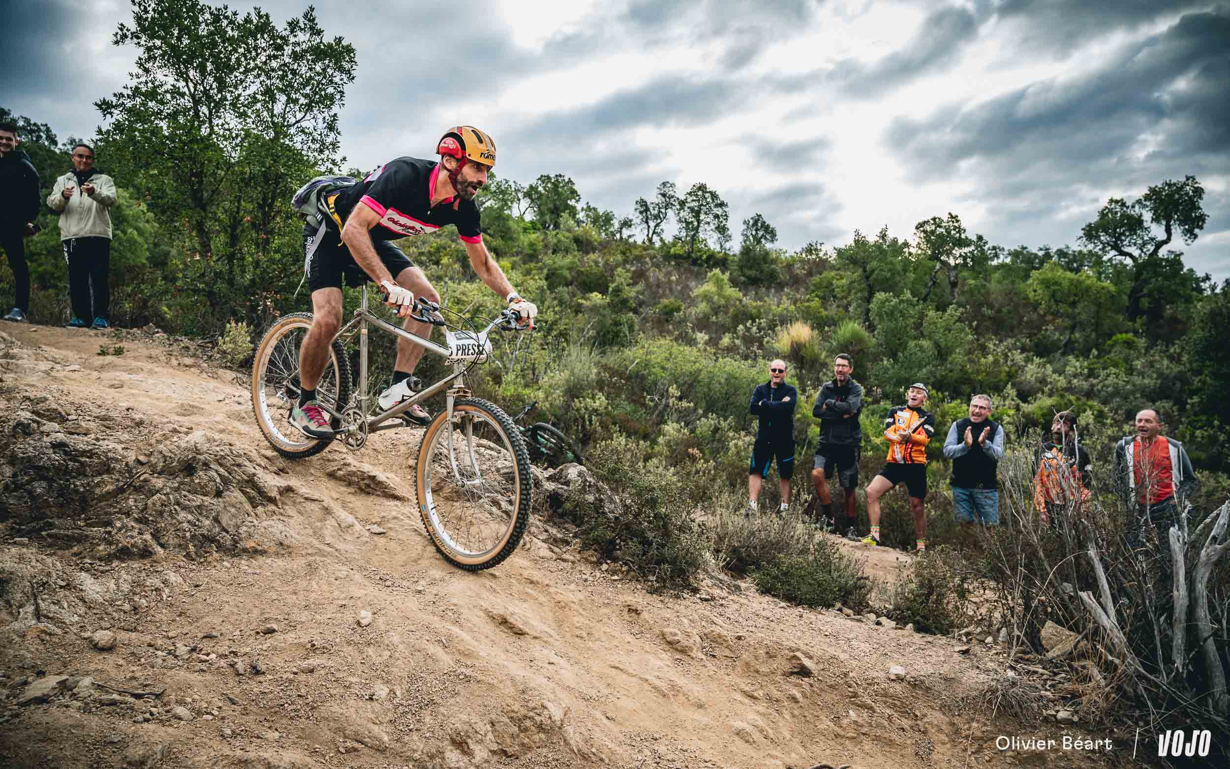 Julien Rebuffet, de Générantion Mountainbike, en action lors de Roc d’Azur 2021 au guidon de son Specialized Stumpjumper de 1983 !