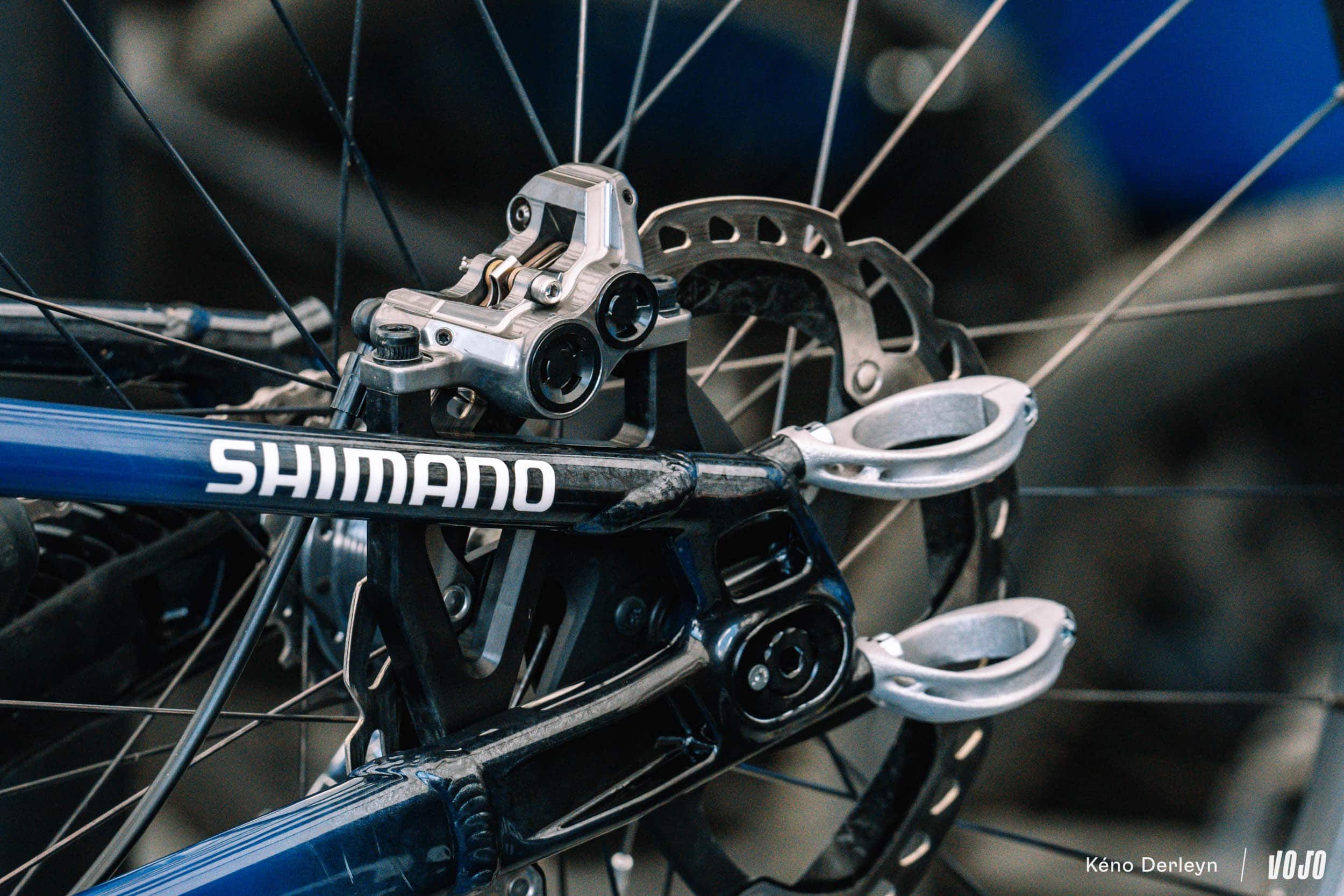 Les deux colliers à l’arrière servent de support pour un amortisseur harmonique ou mass damper, ici démonté.