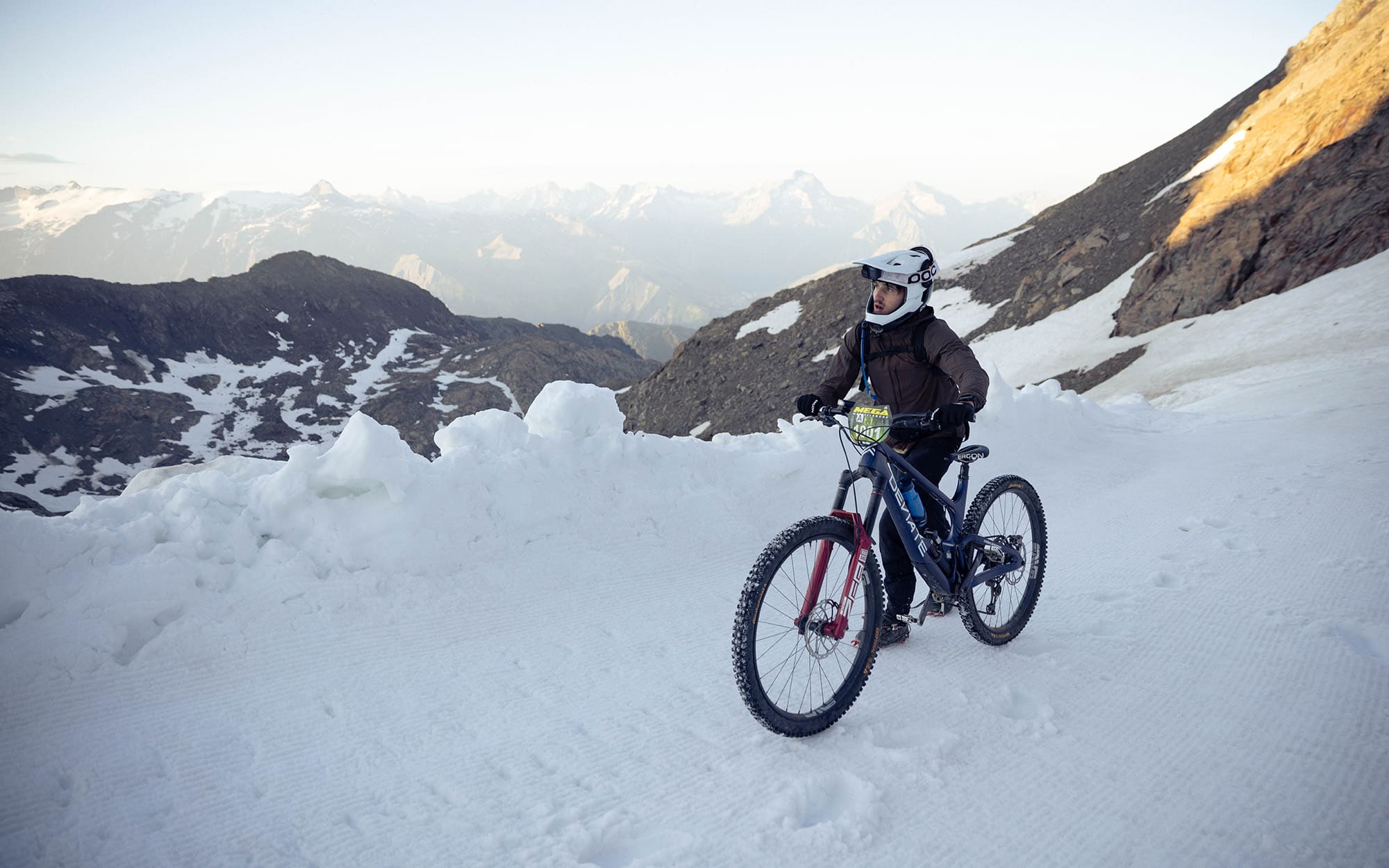 Vidéo | Maël Feron : grimper la Megavalanche pour mieux la descendre