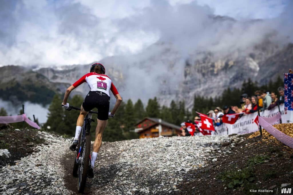 Worlds MTB 2025 | XCO U23 Femmes : Holmgren en arc-en-ciel